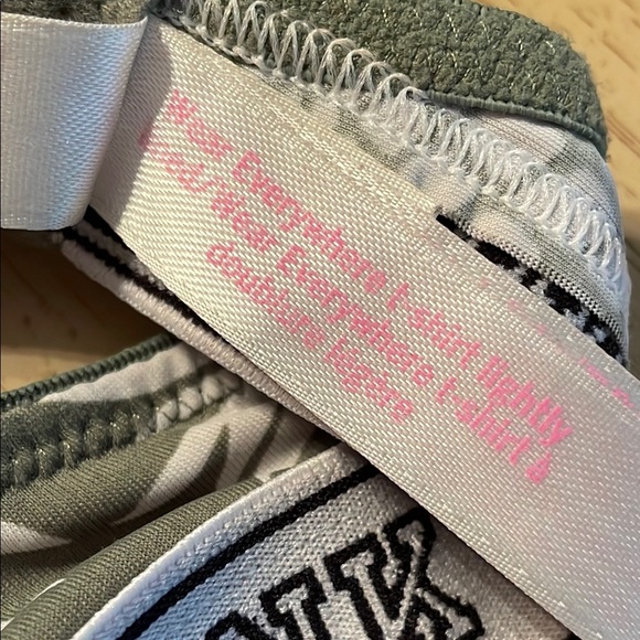 PINK Victoria's Secret Pineapple Print Everywhere t-shirt lightly lined Bra 34A - Picture 10 of 11